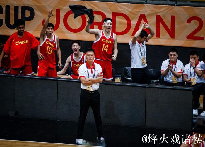 东部榜首球队赛前热舞，一群活力满满的大男孩